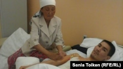 Кайрат Досмагамбетов с матерью во время пребывания в больнице. 12 января 2016 года.
