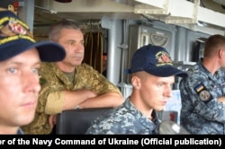 Адмірал Ігор Воронченко спостерігає за перебігом спільних навчань ВМС ЗСУ з силами оборони і безпеки, 28 серпня 2018 року