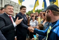 Petro Poroșenko cu Saakașvili, când l-a numit guvernator în Odesa, 30 mai, 2015