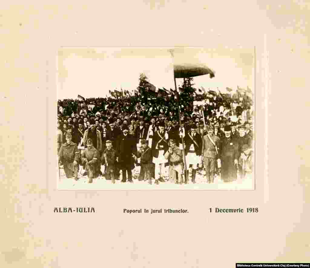 1 Decembrie 1918 la Alba Iulia. Orășeni, țărani și soldați, participanți la manifestația de sprijin pentru Consiliul Național Român care a proclamat Unirea Transilvaniei cu Regatul României. Aici, una dintre cele numai cinci fotografii originale ale evenimentului.