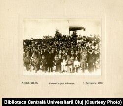 Orășeni, țărani și soldați, participanți la manifestația de sprijin pentru Consiliul Național Român care a proclamat Unirea Transilvaniei cu Regatul României. Fotografiile originale, care ilustrează Marea Unire, se găsesc la Biblioteca Centrală Universitară din Cluj-Napoca.