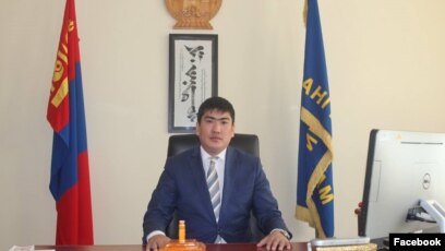 Ағасының жыныс мүшесіне презерватив қояды