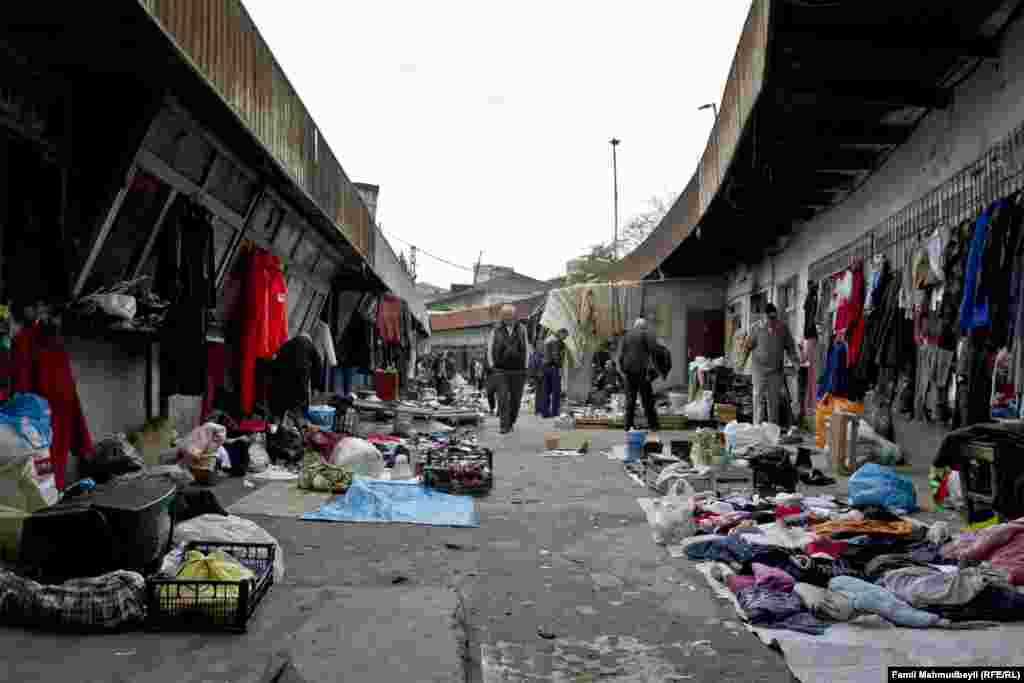 Gününü-güzəranını bu bazarda keçirmiş satıcılar deyir ki, "rus bazarı" hələ sovet dönəmindən - 1941-45-ci illərdən var.
