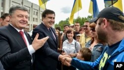 Петр Порошенко представляет Михаила Саакашвили жителям Одессы 30 мая, 2015 года