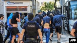 Tifozët kroatë mbulojnë kokën me fanellat e tyre teksa dalin para gjykatës për t'u përballur me akuza të rënda për dhunën në Athinë, Greqi, 9 gusht 2023.