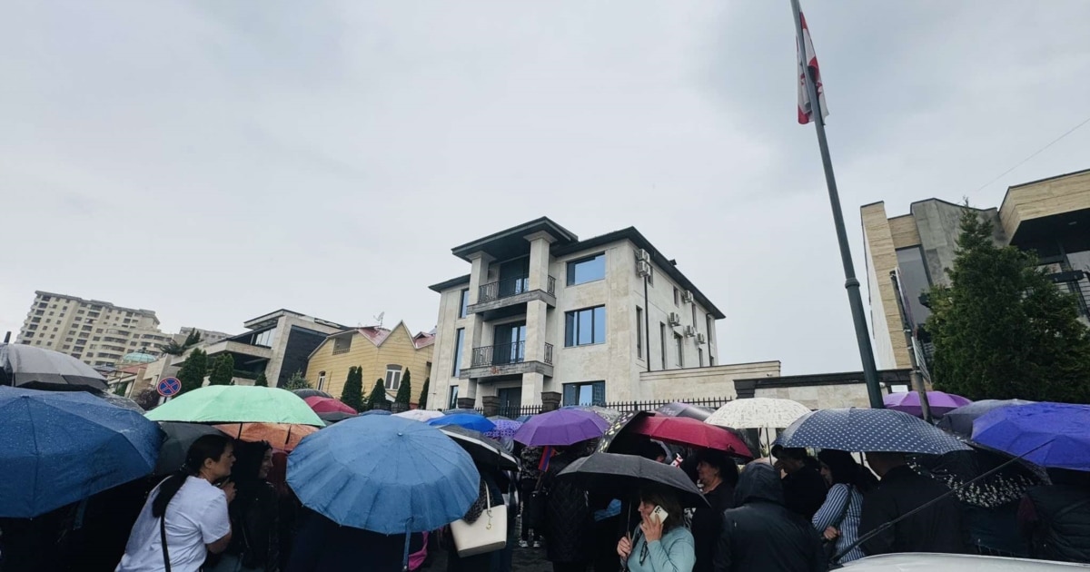 სომეხმა მეწარმეებმა ერევანში, საქართველოს საელჩოსთან საპროტესტო აქცია გამართეს.