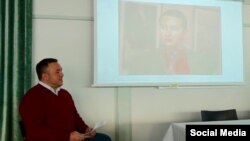 Азат Ахунов Александр Пономаревның Рәис Сөләйманов турында чыгышын тыңлый
