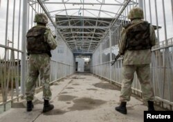 Ош оқиғасы кезінде Қырғызстанмен шекарадағы көпір аузында тұрған өзбек сарбаздары. 16 маусым 2010 жыл.