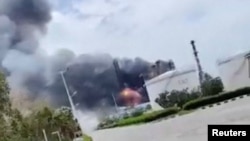 Dim se diže iz požara u iranskoj rafineriji nafte u Lavanu, u provinciji Hormozgan, 8. aprila.