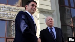 Средба на медијаторот Нимиц со министерот за надворешни работи, Никола Димитров. 