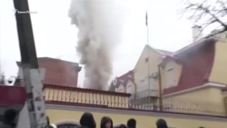 Файеры и клубы дыма – в Харькове протестовали у российского консульства (видео)