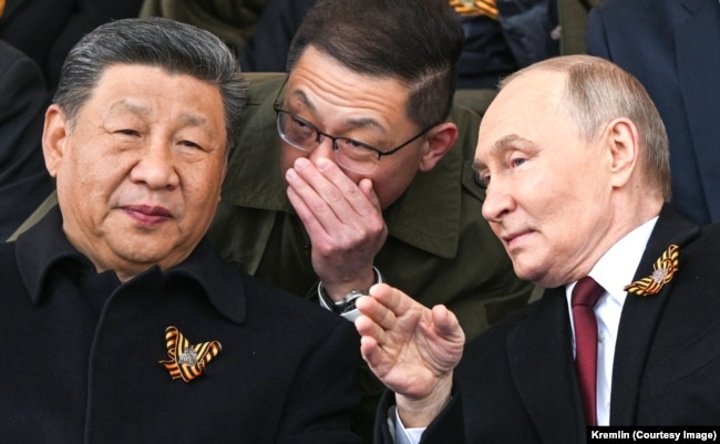 Володимир Путін та Сі Цзіньпін на параді до російського Дня перемоги в Москві, 9 травня 2025 року