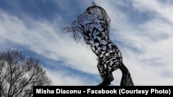 Misha Diaconu a realizat un cal de 7 metri, din fier. Acesta se află în Parcul Titan din București.