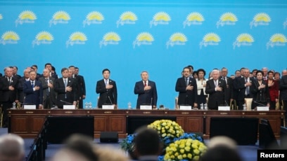 Қала көшесінде жалаңаш қыз