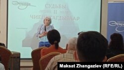 Роза Айтматова эски сандыктын баянын айтууда.