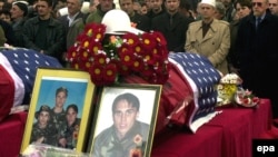 Pamje nga homazhet në Prishtinë, në nderim të vëllezërve Bytyçi, më 27 shkurt 2002.