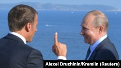 Emmanuel Macron și Vladimir Putin în vizita acestuia din urmă la reședința prezidențială din Fort Brégançon, în Franța, 19 august, 2019.