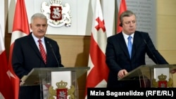 გიორგი კვირიკაშვილი (მარცხნივ) და ბინალი ილდირიმი