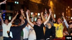 Сараево. Боснийские мусульмане ликуют после объявления об аресте Радована Караджича. 22 июля 2008