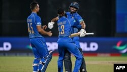 د متحده عربي اماراتو لوبغاړي د کاناډا پر وړاندې خپله بریا لمانځي - د فبرورۍ ۱۳مې انځور. 