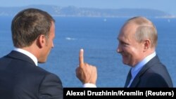 Vladimir Putin cu Emmanuel Macron la întâlnirea lor din Fort Bregancon, în Franța. 19 august, 2019.