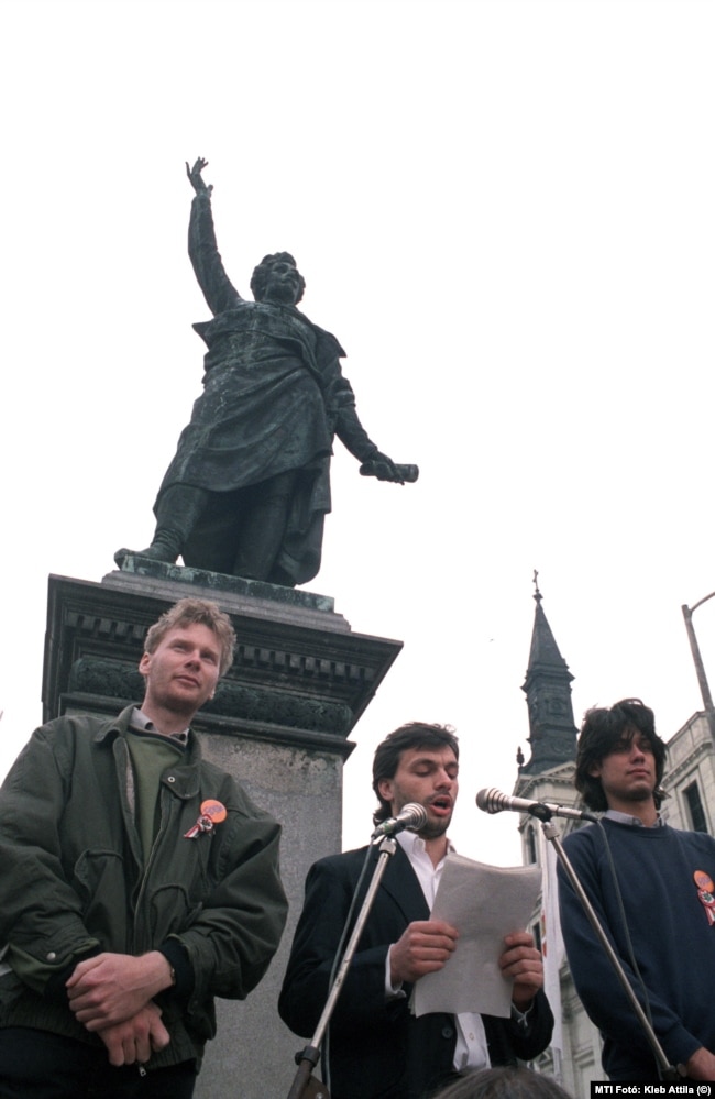 Fodor Gábor, Orbán Viktor és Deutsch Tamás a Petőfi-szobornál 1990. március 15-én