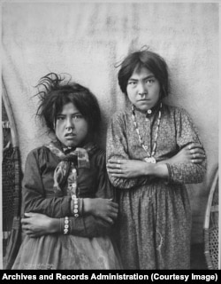 Две девочки, Цакотна и Нацанитна, с украшениями в носу, побережье р.Коппер, Аляска. 1903 год