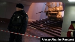 Pamje të autobusit të pëplasur në shkallët e një metroje në Moskë