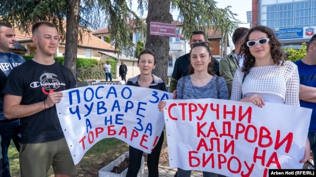 Dushica Nikolliq, e treta nga e majta
