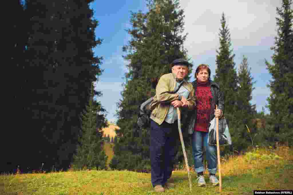 Владимир и Валентина, 65 лет: "В горы ходим каждую субботу для здоровья, себе доказать, что мы еще можем. Чем лежать на диване, лучше полюбоваться этой красотой и подышать горным свежим воздухом. Душа и тело отдыхают от городской суеты, и никакая заграница не нужна".