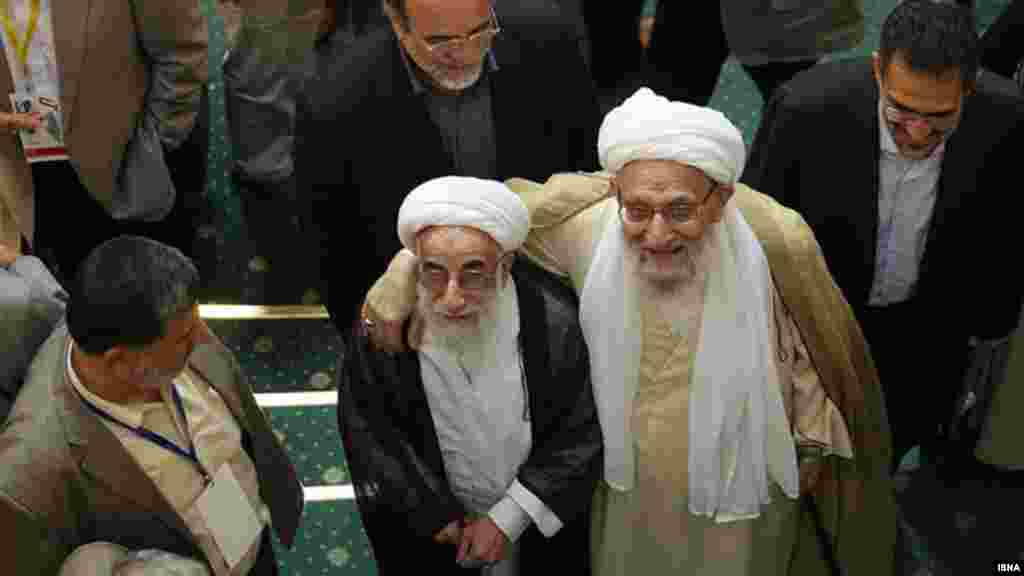 احمد جنتی و محمدرضا مهدوی کنی، دو روحانی خبرساز در سال ۹۰؛ یکی رئیس مجلس خبرگان رهبری و دیگری دبیر شورای نگهبان- در همایش حمایت از انتفاضه در تهران، در نهم مهرماه ۱۳۹۰.