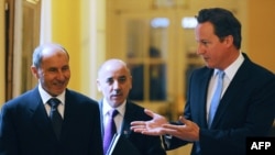 رئيس الوزراء البريطاني كاميرون مع رئيس المجلس الانتقالي الليبي عبد الجليل 