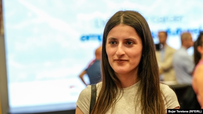 Shkurte Ymeri duke biseduar me Radion Evropa e Lirë.