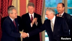 Slobodan Milošević i Franjo Tuđman se rukuju u Jelisejskoj palati u Parizu, 14. decembar 1995.