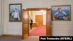 Астанадағы Қазақстанның бірінші президенті музейіндегі Нұрсұлтан Назарбаевтың портреттері.