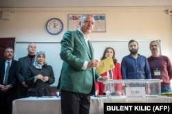 Президент Туреччини Тайїп Ердоган (у центрі) перед голосуванням на виборчій дільниці під час муніципальних виборів у Стамбулі, 31 березня 2019 року