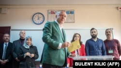 Tayyip Erdogan la secția de votare