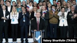 Владимир Путин щз тарафдорлари орасида Москва, 19 декабрь 2017 йил.