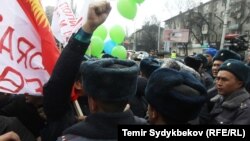 Намойишчилар йўлини Бишкек милицияси тўсди.