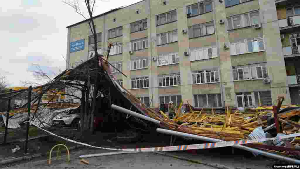Зірвані конструкції накрили дев'ять припаркованих машин на майданчику перед входом