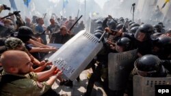Конституцияға өзгеріс енгізуге наразы шерушілердің полициямен қақтығысы. Киев, 31 тамыз 2015 жыл. 