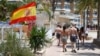 Turiști pe insula spaniolă Mallorca, una din destinațiile preferate ale britanicilor, care au tot acolo și numeroase case de vacanță. 