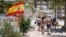 Turiști pe insula spaniolă Mallorca, una din destinațiile preferate ale britanicilor, care au tot acolo și numeroase case de vacanță. 