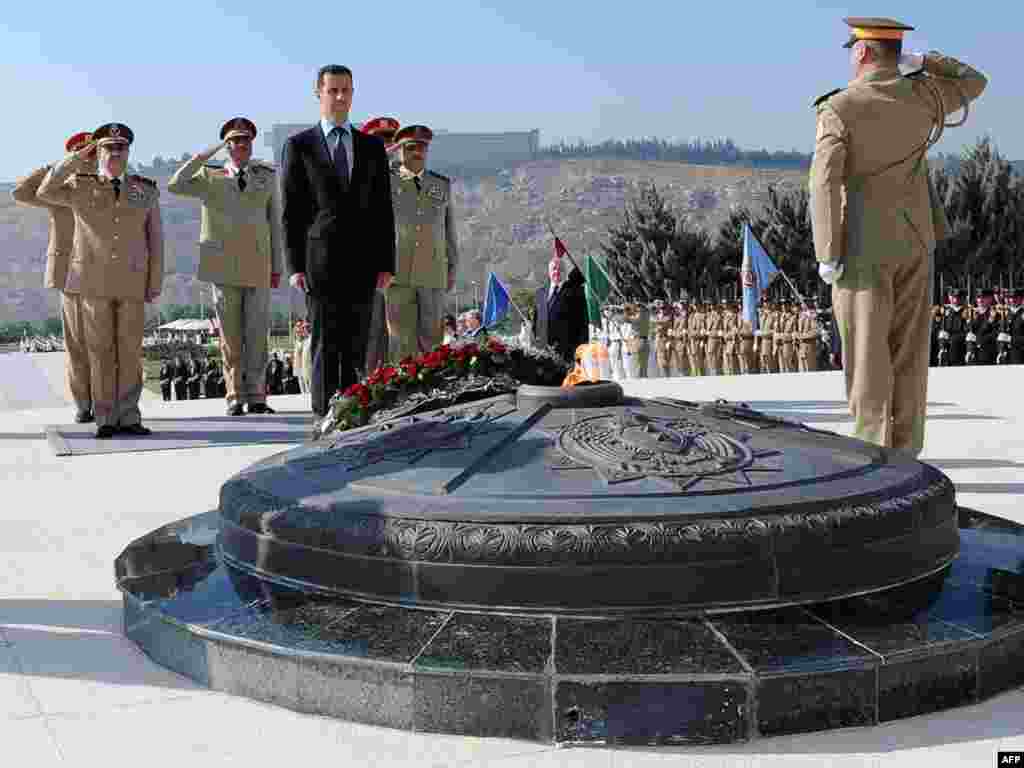 Президент Башар у памятника неизвестному солдату.