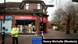 Poliția britanică în centrul Salisbury, locul unde au fost găsiți Serghei Skripal și fiica sa