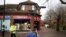 Poliţist, lângă banca pe care a fost găsit fostul spion Serghei Skripal