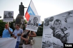 Учасники мітингу з вимогою відставки губернатора Севастополя Сергія Меняйла. 15 серпня 2015 року