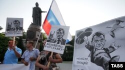 Митинг с требованием отставки губернатора Севастополя Сергея Меняйло, Севастополь. 15 августа 2015. 