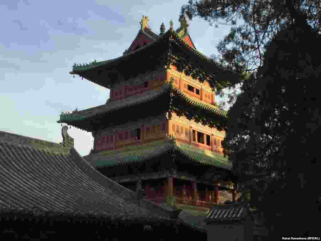 В этом месте ещё в начале V века появился даосский монастырь, где обитал Коу Цяньчжи, однако позднее после гонений на даосизм монастырь заняли буддисты.