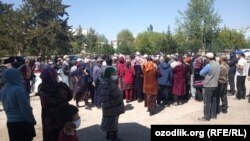 Узбекистанцы стоят в очереди за дешевой мукой в период карантина из-за коронавируса.